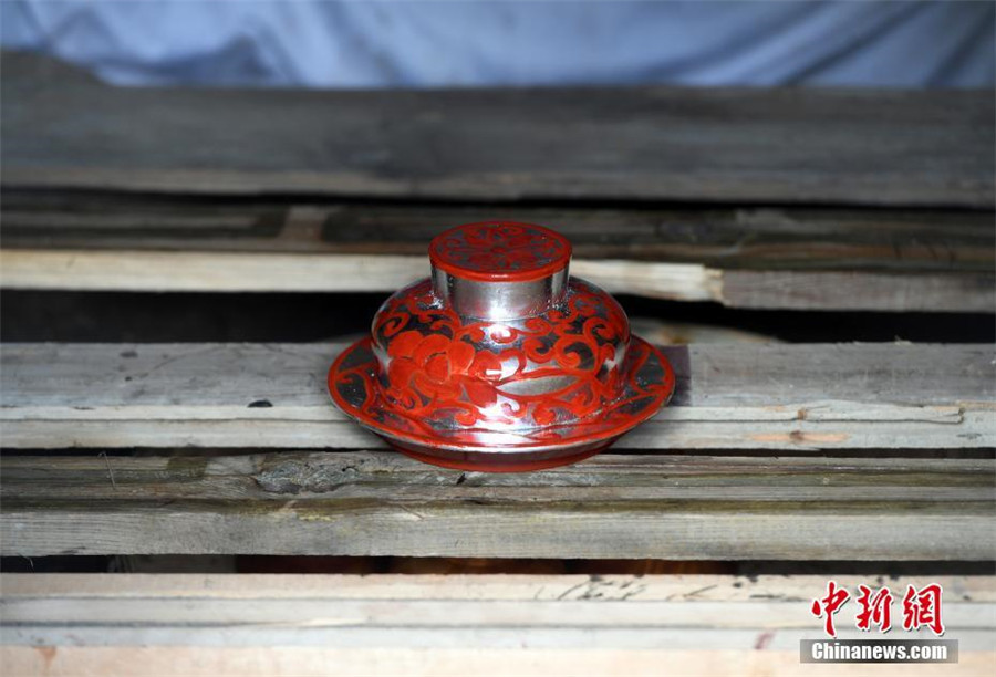 Inheritor of traditional Tibetan wooden products in SW China's Yunnan