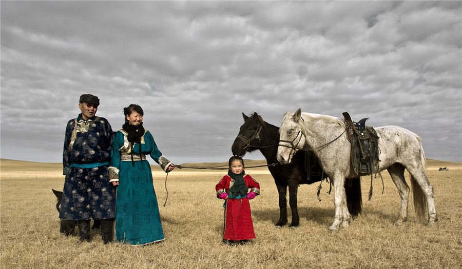 Images capture life of ethnic groups in China