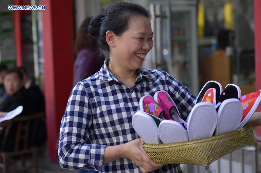 Embroidery shows culture of Tujia ethnic group in China's Hubei