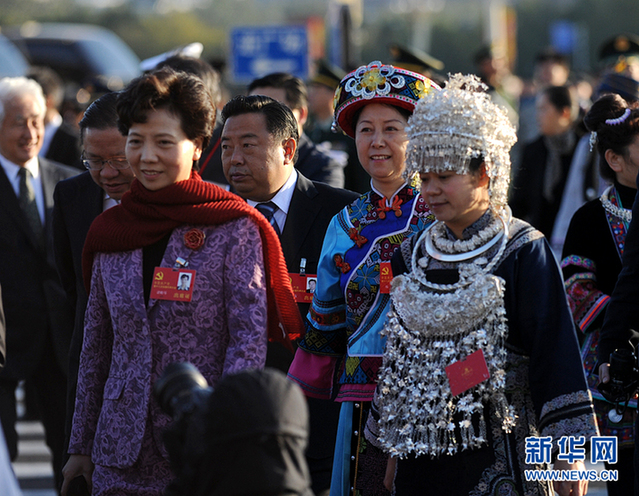 十八大閉幕會(huì)：代表們走向人民大會(huì)堂(圖)