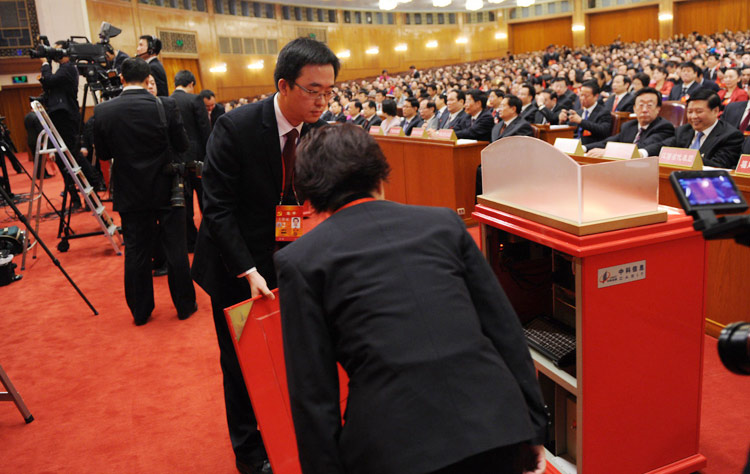 組圖：十八大閉幕會在京舉行 監票人準備監票