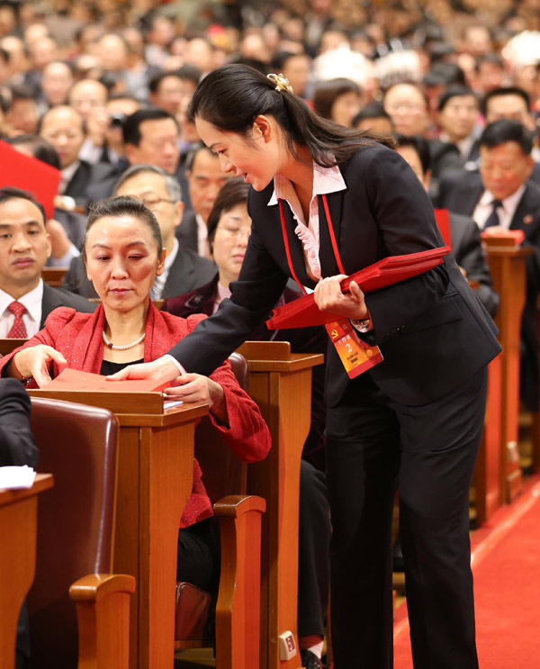 組圖：十八大閉幕會在京舉行 監票人準備監票