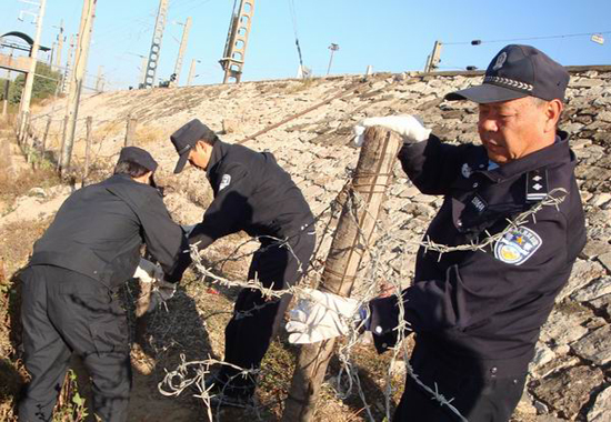 昆鐵警方深入推進線路治安“百日攻堅”整治