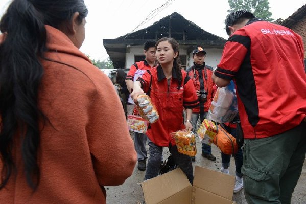 汶川地震斷腿美女教師蘆山救災記