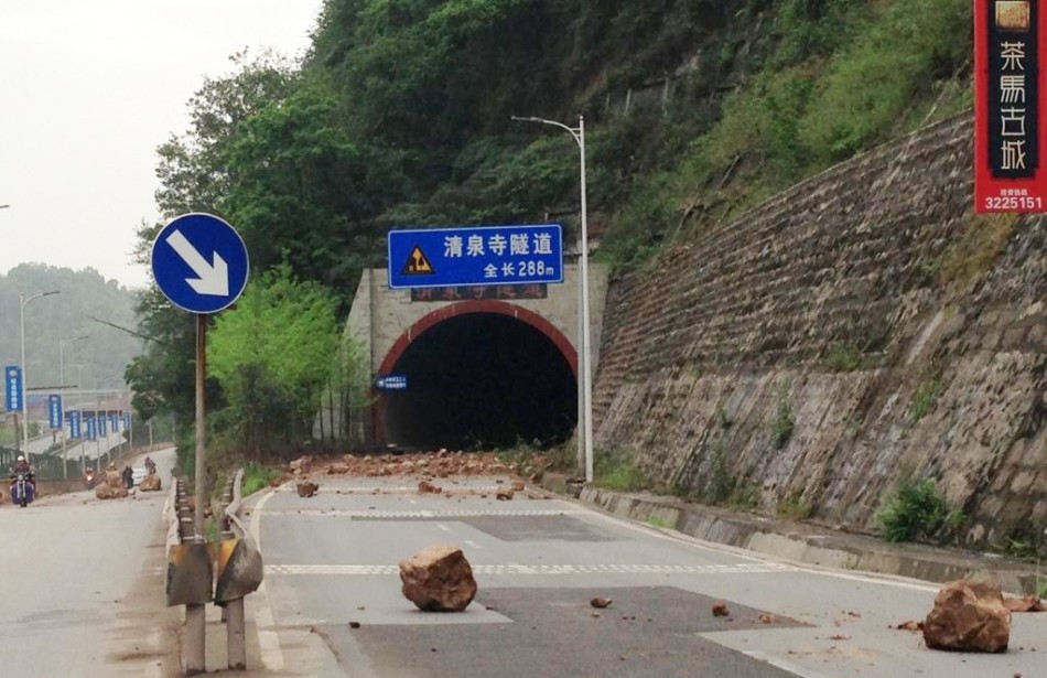 四川雅安地震現場 一片狼籍