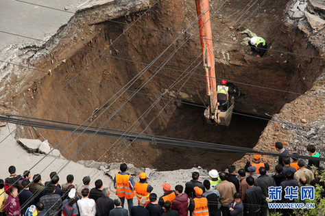 北京一城市道路發生塌陷 一貨車陷入坑中