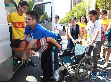 爸爸背你去上學—“漸凍人”大學生和送奶工父親