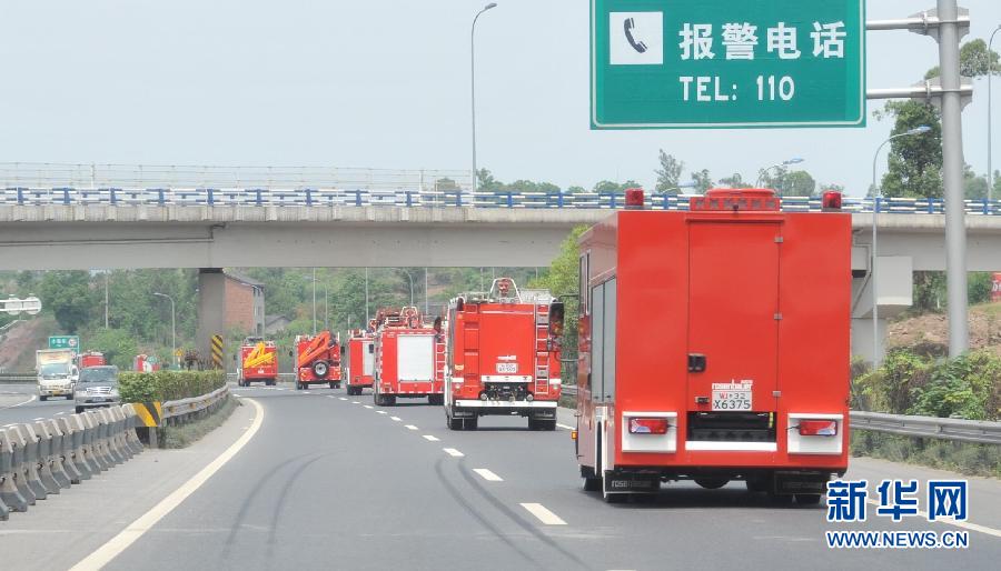 軍隊、消防、醫療等部門迅速馳援雅安受災區