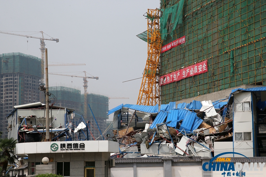 西安：突發暴風雨天氣 塔吊倒塌砸中板房4人亡