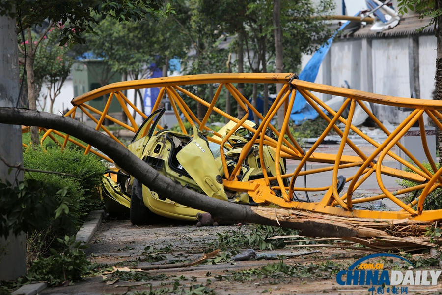 西安：突發暴風雨天氣 塔吊倒塌砸中板房4人亡