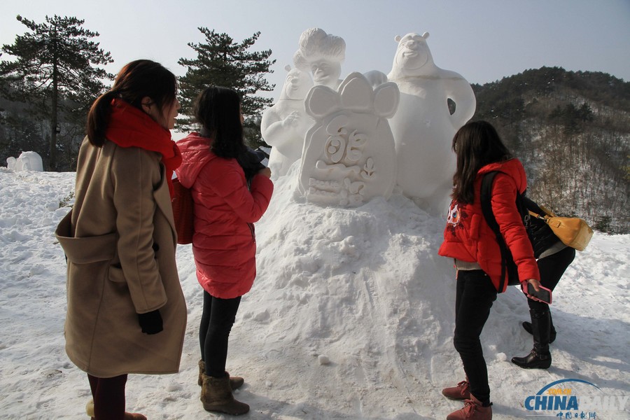 浙江臨安滑雪場用泡沫塑料做雪人