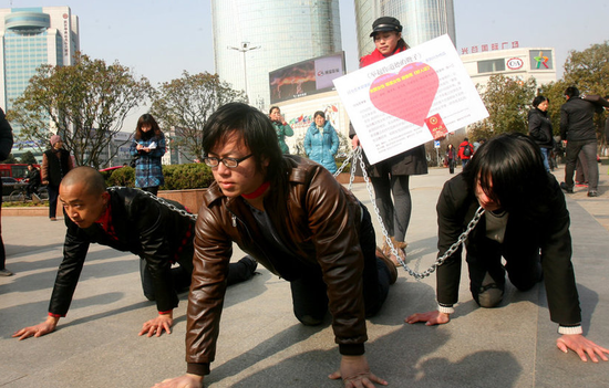 美女行為藝術(shù)用狗鏈牽3男子爬行表達(dá)反抗男權(quán)(圖)