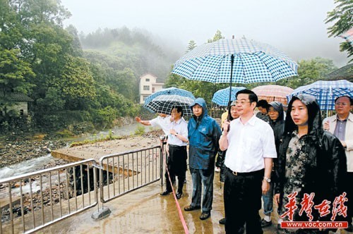 湖南省委書記周強冒險深入災區農家察民情