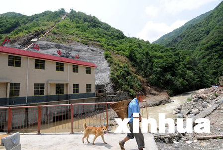 湖北房縣山體滑坡形成堰塞湖