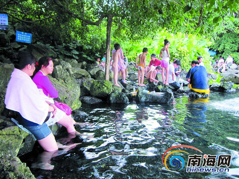 夏天到海南定安熱帶火山冷泉清爽一把