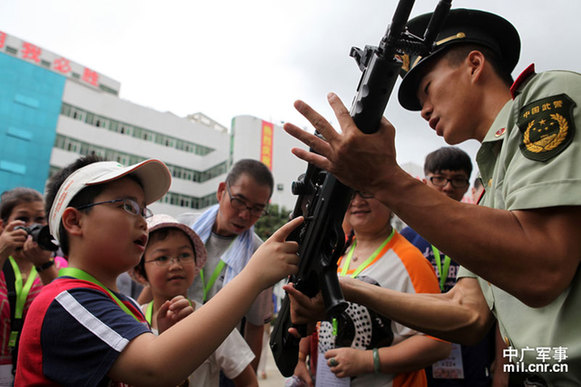 深圳邊防武警軍事表演引香港市民贊嘆