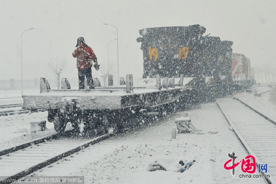 遼寧省大連市發(fā)布暴雪橙色預(yù)警 漫天飛雪機車被困