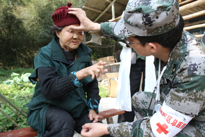 天降軍醫助太平 ——記成都軍區總醫院政委、抗震救災醫療隊隊長姚榕