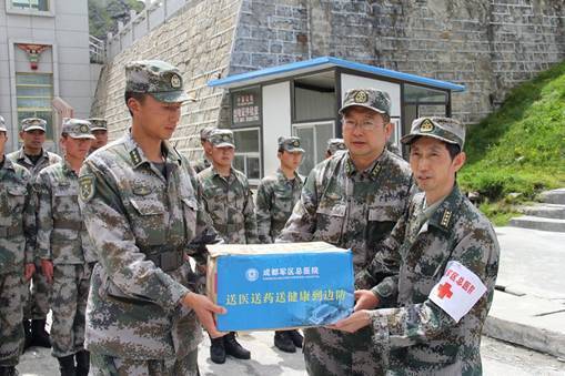 成都軍區總醫院為駐藏邊防官兵送醫送藥（圖）