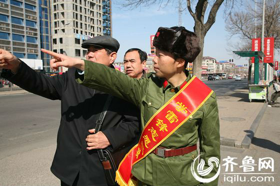 “雷鋒站隊(duì)“驚現(xiàn)濟(jì)南 著軍裝戴雷鋒帽做好事不留名