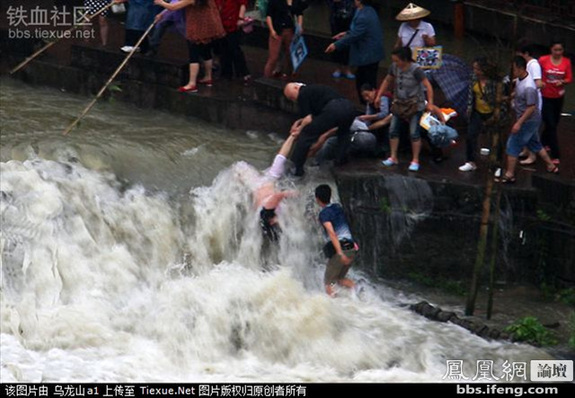 命懸一線！實拍鳳凰古城暴雨中震撼一幕