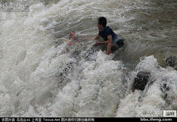 命懸一線！實拍鳳凰古城暴雨中震撼一幕