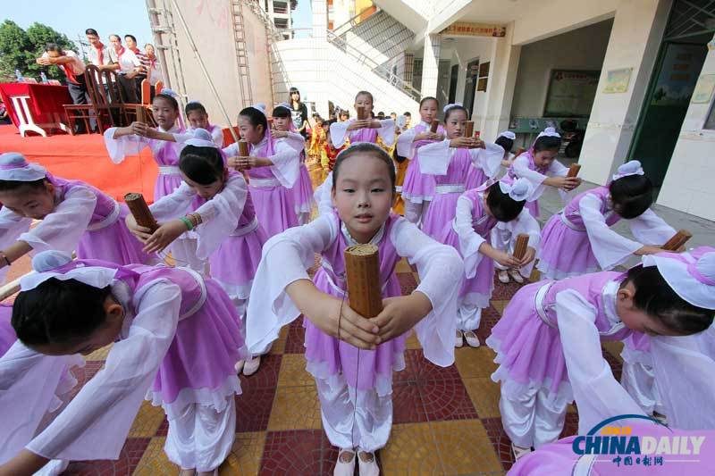 福建晉江：紀念孔子誕辰2563周年 小學生祭孔