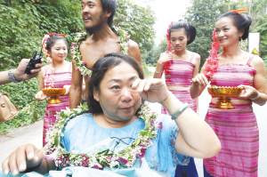 青年推輪椅帶母親徒步從北京到達西雙版納(圖)