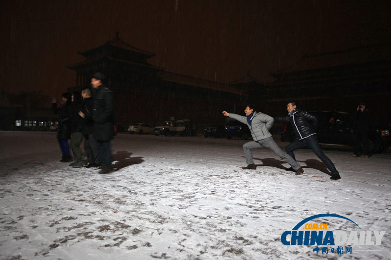 北京青年雪夜浪漫 紫禁城外賣萌扮酷