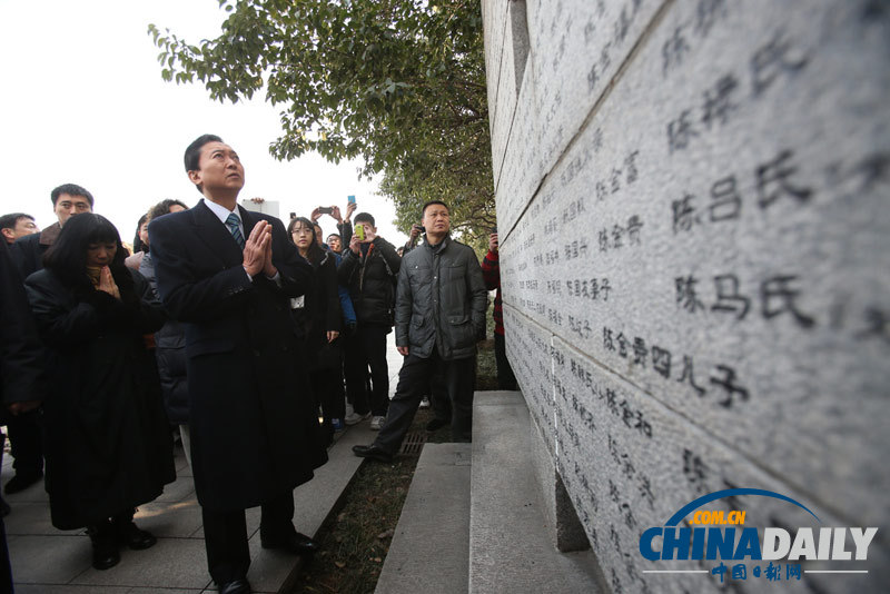 日前首相鳩山由紀夫參觀南京大屠殺紀念館