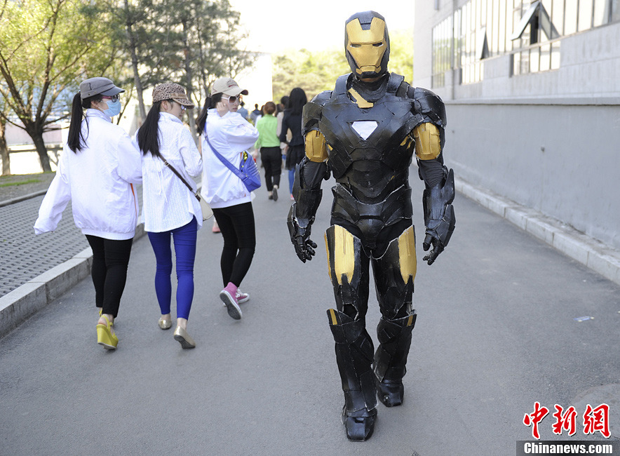 長春大學生扮“鋼鐵俠”街頭擺酷