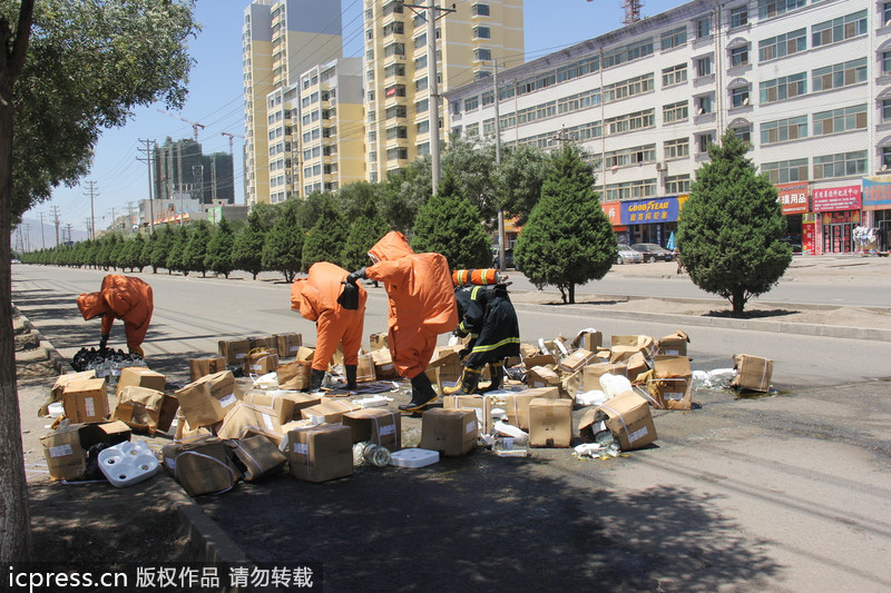 甘肅：50余箱強酸倒貨過程中掉落泄漏 消防緊急處置