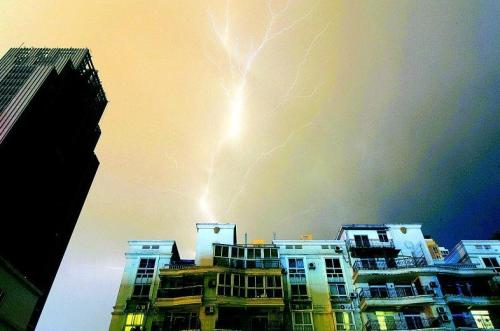 武漢一日內高溫雷電降雨冰雹 仍難解創紀錄酷暑