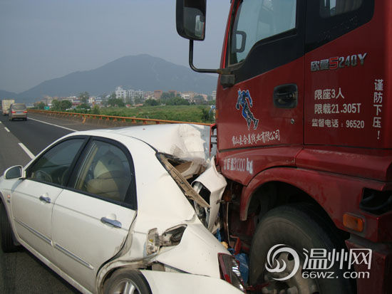 老板開車運90萬現金發國慶福利 高速追尾錢撒一地