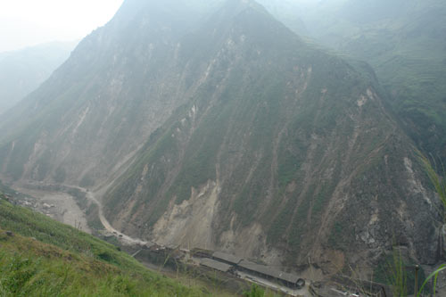 云南昭通彝良地震第三天：山石還時有滑落