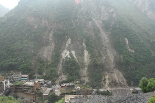 云南昭通彝良地震第三天：山石還時(shí)有滑落