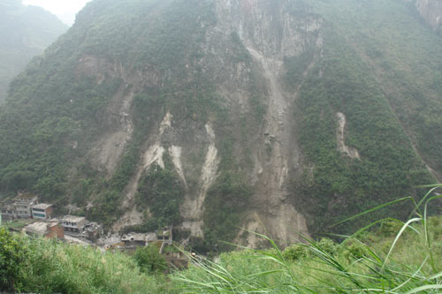 云南昭通彝良地震第三天：山石還時有滑落