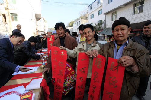 巧家開展“迎新春送春聯”活動受歡迎