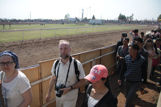 大理三月街民族節賽馬會場面盛大