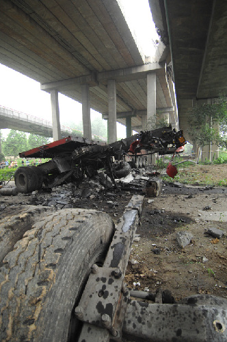 杭州錢江三橋輔橋部分橋面塌落 一輛重型車墜落