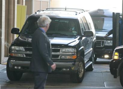 Former US President Bill Clinton's motorcade leaves the New York-Presbyterian Hospital/Columbia University Medical Center on Monday, March 14, 2005. [AP]