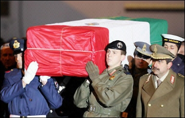 Nicola Calipari's coffin arrives at Ciampino airport in Rome. The government blamed the killing of the senior Italian intelligence agent in Baghdad on the 'inexperience' of US troops acting under stress and without proper rules of engagement.(AFP