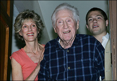 Washington Post reporters Bob Woodward and Carl Bernstein confirmed former FBI number-two W. Mark Felt (C), seen here with daughter Joan Felt (L) and grandson Nick Jones, was the 'Deep Throat' source who helped unravel the Watergate scandal and bring down President Richard Nixon(AFP