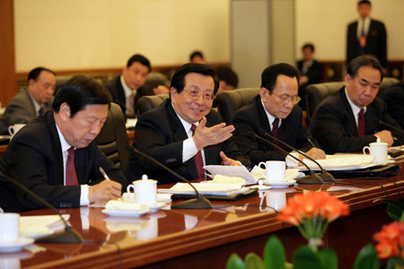 Top leaders join delegations in discussion