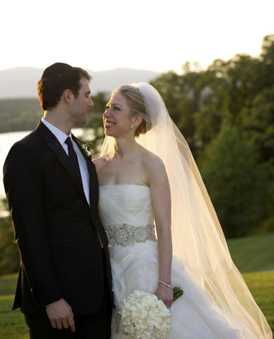 Chelsea Clinton turns to Vera Wang for 2 gowns