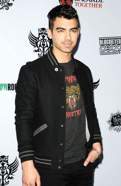 Joe Jonas wears dirty clothes