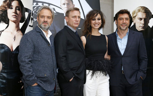 Daniel Craig and cast members at photocall for 'Skyfall' in Paris