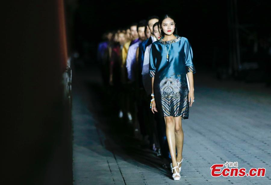 Feel the imperial-style fashion at Palace Museum night show