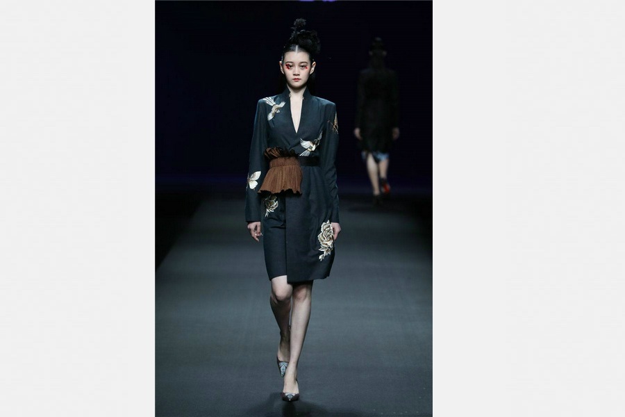 Xiangyun silk glimmers in fashion show