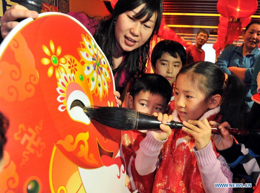 Make decorations and snacks to greet Spring Festival